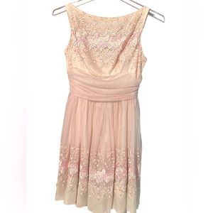 Vintage dress. Yesterday’s elegance, today’s uniqueness. Size 8 or 10.